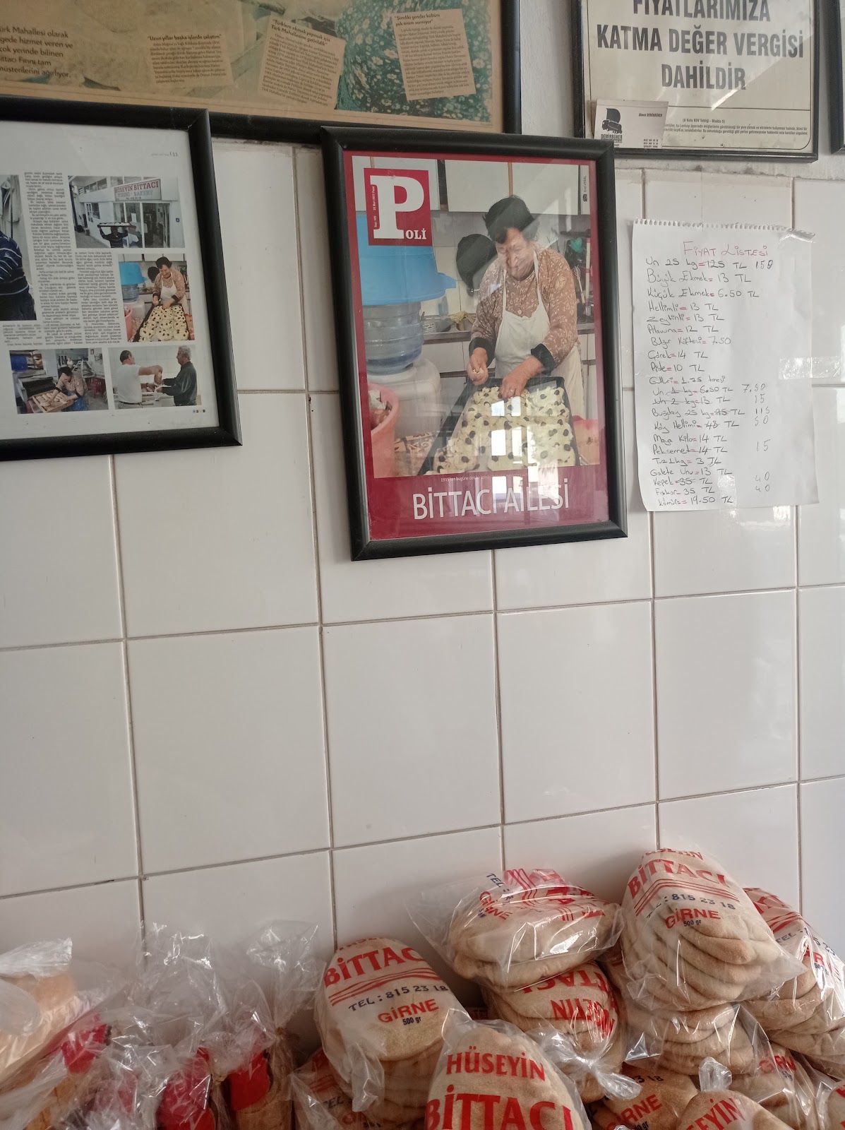 Tezgahta markalı poşetlerde ekmekler