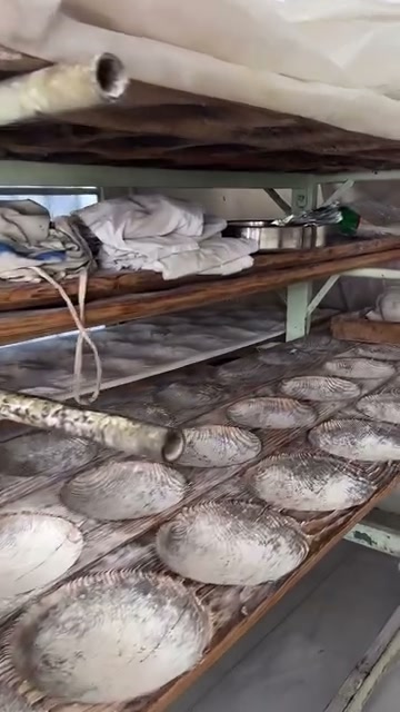 Mermer tezgahta paketlenmiş taze ekmekler