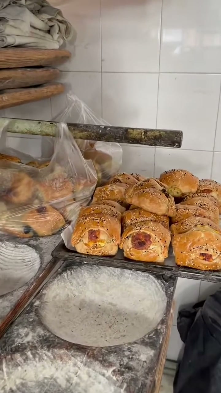 Fırından yeni çıkmış hellimli çörekler