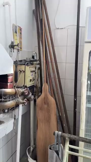 Duvara dayalı ahşap fırın kürekleri