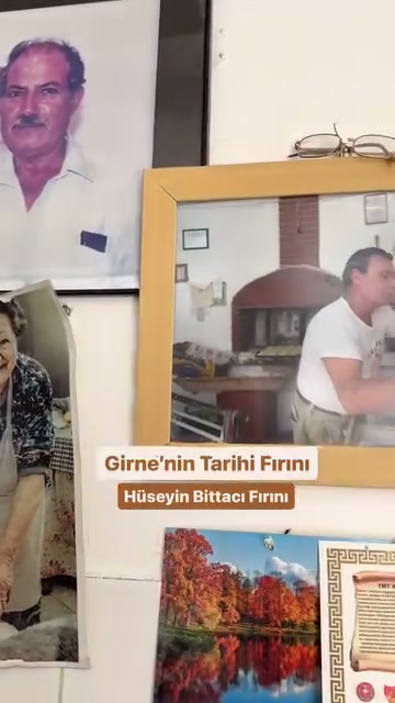 Duvarda aile fotoğrafları ve kupürler